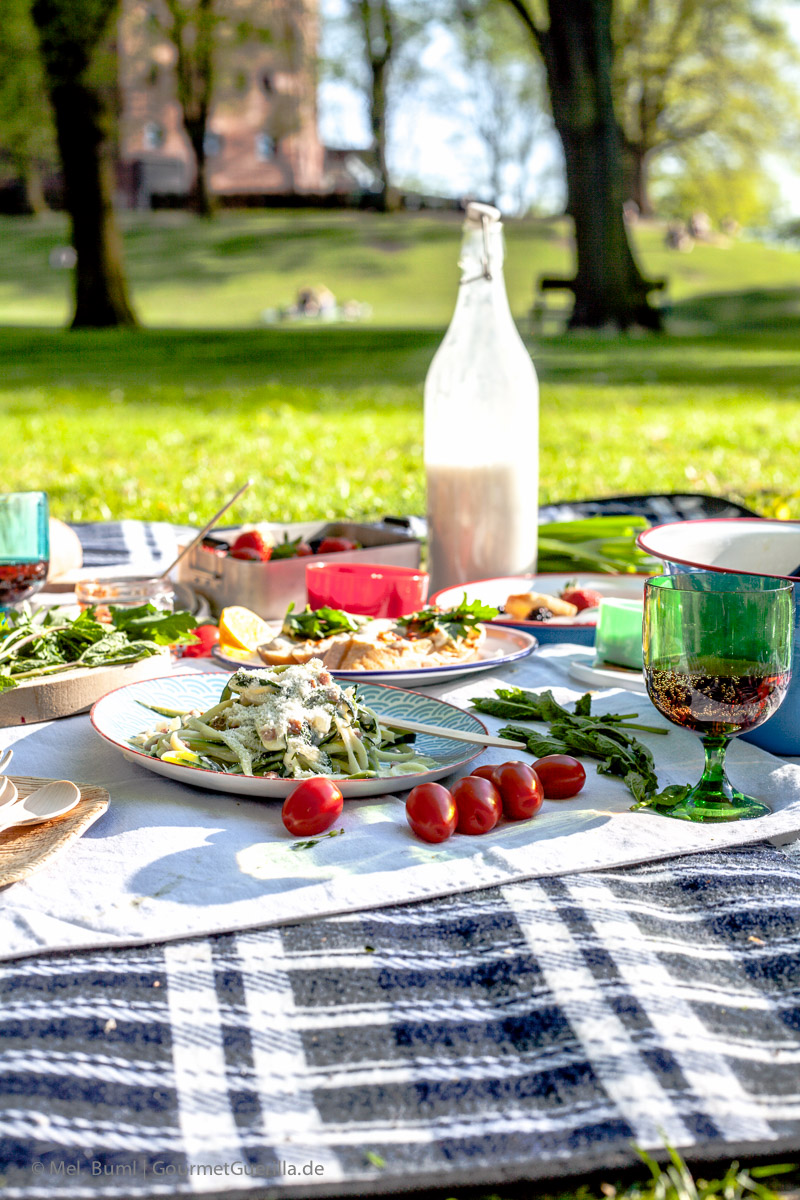 Picnic with crostini with white beans -Mandelmus and Harissa, Zucchini-Salad Carbonara and coconut-cold shell with berries and rusks GourmetGuerilla.de 
