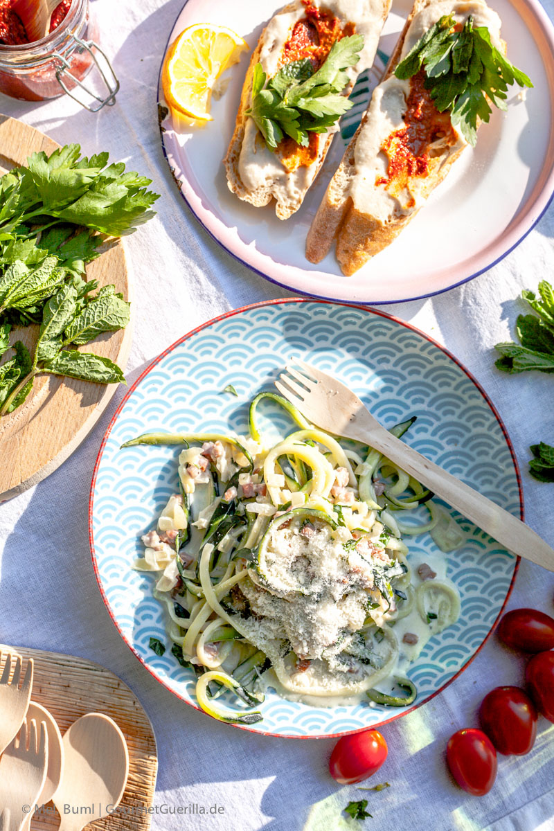  Picnic with crostini with white bean almond paste and harissa, zucchini salad carbonara and coconut cold soup with berries and rusks | .com 